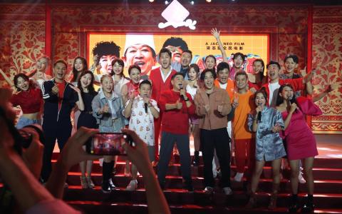 梁智强（前排左五）带领贺岁片《AI拼才会赢》的演员一同登台表演，包括主演程旭辉（前排左四）和莫小玲（前排左三）。（梁麒麟摄）