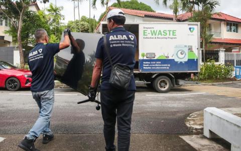 欧绿保集团从今年1月1日起，为全岛所有组屋居民和私宅住户，提供免费上门回收大件电子垃圾的服务。回收品包括冰箱、电视机、洗衣机等。（刘志诚摄）