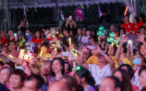 “歌台之夜”开始前虽飘着细雨，但开演后天气转晴，现场挤满观众，不少粉丝更举起灯牌，为艺人偶像打气。（吴先邦摄）