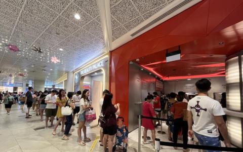 每年立春期间都能看到不少人排队存钱讨个好兆头。（档案照片）