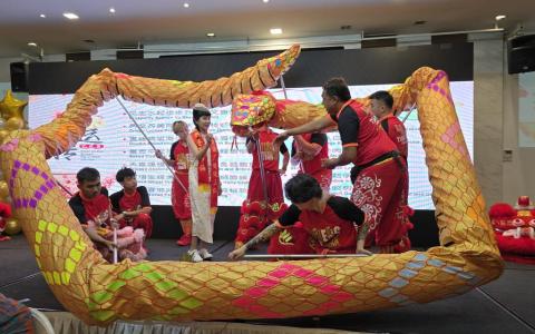 本地有好些龙狮馆配合蛇年推出舞蛇，“蛇身”得特别订制。（受访者提供）