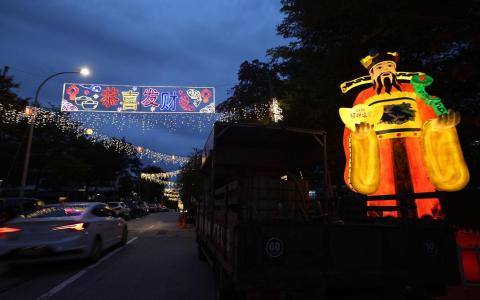 路口放置了5米高的财神爷迎接财气，让社区财气满满。（庄耿闻摄）