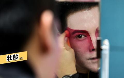 49岁的沈炜竣为了戏班，有很多事情想做、得做、能做。（龙国雄摄）