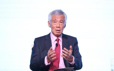 李显龙总理10月5日在“亚洲前瞻峰会”闭幕对谈上回答现场提问。（SPH Media Limited）