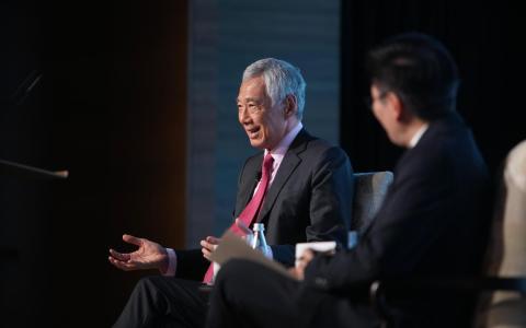 李显龙总理（左）星期四（10月5日）在“亚洲前瞻峰会2023”的闭幕对谈上说，亚洲延续和平与经济发展并非必然，未来取决于我们的选择。闭幕对谈由新报业媒体英文、马来文与淡米尔文媒体集团总编辑黄维光（右）主持。（谢智扬摄）