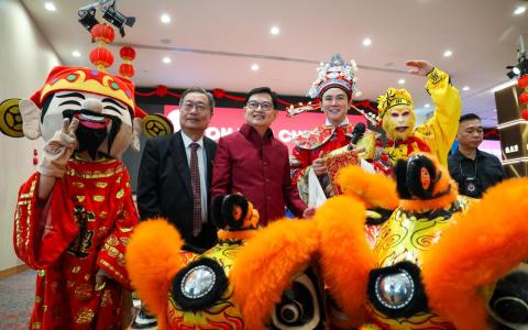 新加坡潮州总会新春团拜热闹纷呈，除了舞狮还有美猴王表演，会长吴乔青（左起）、副总理王瑞杰，以及扮演财神爷的艺人沈炜竣与演出者开心合影。（林明顺摄）