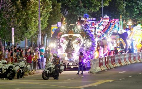 今年首场“妆艺在邻里”活动在马林百列一带展开，花车从麦波申民众俱乐部前出发，在夜幕降临时停靠在甘榜乌美民众俱乐部前，吸引了大批公众拍照留念。（吴先邦摄）