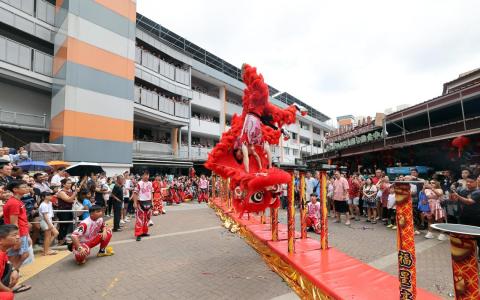 金文泰第448座巴刹及熟食中心过去30年每年都邀请醒狮团来采青，今年邀请龙圣武术龙狮院表演舞龙和舞狮。（邝启聪摄）