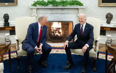 去年11月13日，时任美国总统拜登（右）在白宫会见刚胜选的特朗普。（法新社档案照）