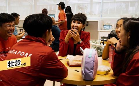 “Aunty Dolly”林素珠（中）不时会与运动健儿聚会谈心，她也通过这些聚会让不同项目的运动员相互认识与交流。（文化、社区及青年部提供）