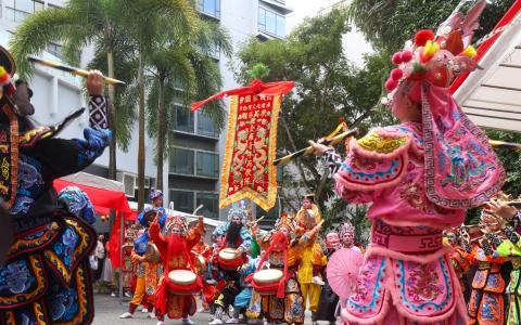 正月十二（2月9日）中午，在花柏山天猛公路的入口处，由天猛公艺术基金会和《联合早报》联办的“英歌豪艺传千载”演出活动，吸引了100多名本地观众。（吴先邦摄）