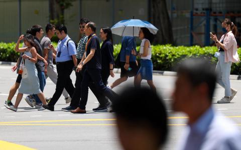 市场人士认为，政府可能在新财政预算案提供更多短期援助，缓解生活费和商业成本上涨压力。（林明顺摄）