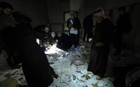 2024年12月11日，阿萨德政权被推翻后，数千人涌向恶名昭彰的赛德纳亚监狱查看文件，希望找到曾被关在里头但失踪的亲人。据信，赛德纳亚监狱有几层地下层，牢房深锁，暗无天日。（法新社）