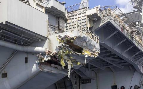 美国海军发布照片显示​​，杜鲁门号航空母舰与商船碰撞后，航母后方右舷受损情况。（美国海军网站）