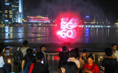 SG60邻里购物券和社理会发放的邻里购物券一样，一半可在参与计划的超市使用，另一半可在参与的邻里商店和小贩中心使用。（白艳琳摄）