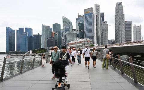 经济师都预测，政府将为家庭和企业提供慷慨的支持，以帮助减轻高昂的生活费和经营成本。（海峡时报）