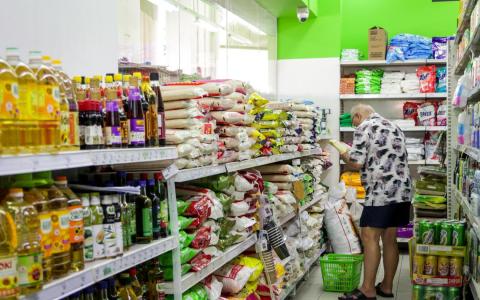 今年的财政预算案为公众提供一系列的帮助，缓解人们对生活费和就业的种种担忧，以往原本受益不多的私宅居民，这次也得到必要的帮助。（叶振忠摄）