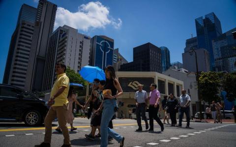 在2025年财政预算案中，企业所得税回扣为50%，个人所得税回扣为60%，基本与2024年度持平。（彭博社）