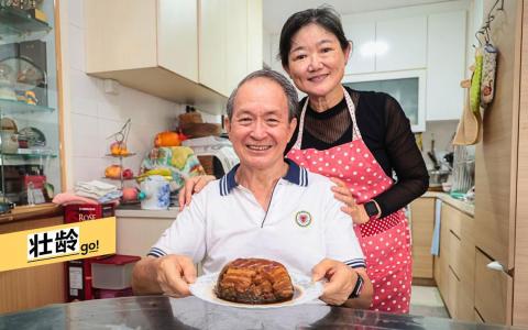 张亚凤嫁给王国平后，开始学习各种客家菜的制作方法，包括梅菜扣肉。（李冠卫摄）