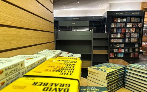 文学的传播主要依赖创作、出版、阅读以及思想的沉淀与传承。阅读文化是静态的，也是个人化的体验，但影响却深远，直接塑造个人的文化素养与心灵素质。图为义安城纪伊国屋书店一隅。（关俊威摄）