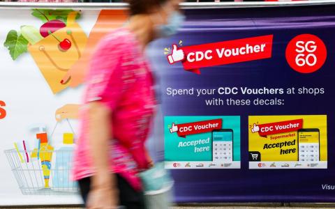 邻里购物券是一石多鸟的政策，它只能在新加坡消费，带动邻里小商店的生机，整个市场动起来后，士气提振，企业也更有活力。（林明顺摄）