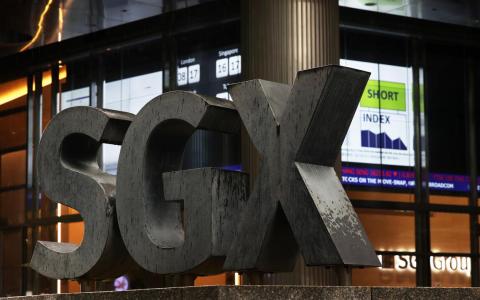 市场人士认为，50亿元证券市场发展计划应只是起点，政府还需更加大资助力度和出台更多措施，才能把本地股市打造成一流资本市场。（王彦燕摄）