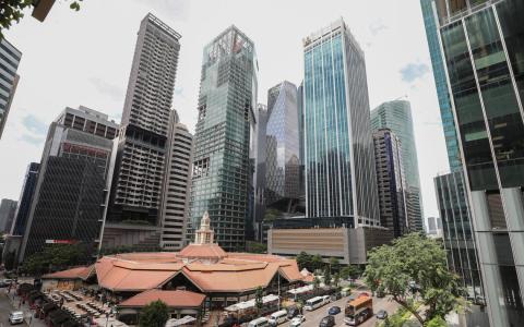 政府的财政来源主要是各种税收，包括个人和公司所得税、消费税、烟酒税、拥车证、赌博税、印花税等等。（档案照片）