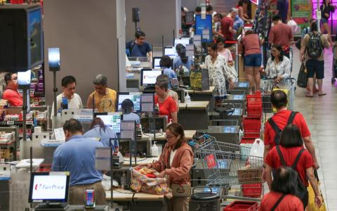 毕丹星认为，在通胀高企的情况下继续调高消费税的决定是错误的。（白艳琳摄）