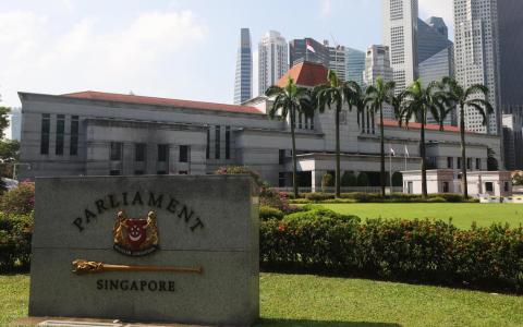 作者认为，国家贫穷、政府贪腐至今仍是世界的普遍现象；相比之下，新加坡的“问题”是，有些人竟然把国库太有钱当成问题。（档案照片）