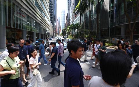 外交部长维文医生提醒国人对危险的外交环境保持警惕、务实和谨慎的同时，也强调“保持谨慎并不代表要悲观面对”。（白艳琳摄）