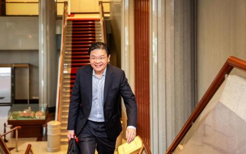 学者形容，今年的预算案旨在以更具体的方式来庆祝建国60周年，并激起人民对国家取得成就的自豪感。（叶振忠摄）