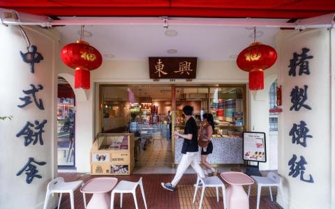 拥有约90年历史的东兴饼家，是位于牛车水的一家糕点老字号。负责人认为，新加坡文化遗产企业计划将极大程度帮助老字号企业的营销和推广工作。（白艳琳摄）