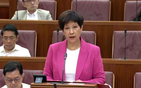 国会领袖、总理公署部长兼财政部及国家发展部第二部长英兰妮星期一总结2025年政府财政政策和各部门开支预算的辩论时，回顾了第14届国会所通过的预算案。（gov.sg视频截图）