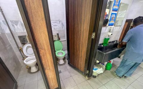 根据新加坡管理大学2024年发布的“厕所工程”调查结果，咖啡店厕所平均得分46.26，与自2016年以来的水平基本持平。调查的评分范围为零分（最肮脏）至100分（最清洁），公厕合理清洁得分应达到50分。（陈渊庄摄）