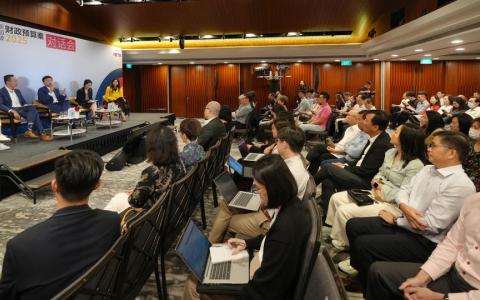 新加坡科技独角兽Patsnap联合创办人关典（台上左起）、新加坡工商联合总会副主席李坚辉、交通部长兼财政部第二部长徐芳达，以及教育部兼人力部政务部长颜晓芳，在对话会上讨论这次预算案如何帮助企业。 右为对话会主持人、《联合早报》财经组主任沈越。（谢智扬摄）