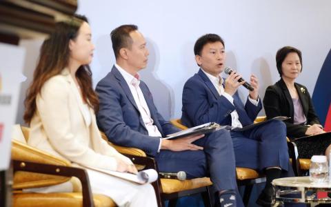 交通部长兼财政部第二部长徐芳达（左三）在《联合早报》举办的年度预算案对话会上，就政府为强化新加坡股市的一系列举措，作出说明。参与预算案对话的还有新加坡科技独角兽Patsnap联合创办人关典（左起）、新加坡工商联合总会副主席李坚辉，以及教育部兼人力部政务部长颜晓芳。（谢智扬摄）