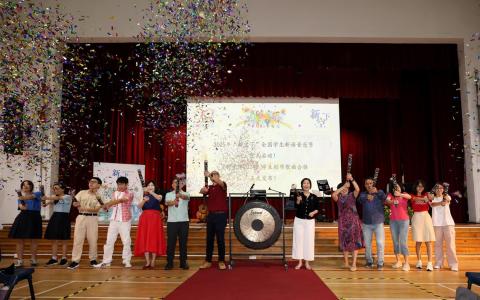 教育部兼人力部政务部长兼推广华文学习委员会主席颜晓芳（右六）与《联合早报》副总编辑胡文雁（左五起）、推广华文学习委员会文化组组长符诗专博士、裕廊先驱初级学院院长洪庆仁、教育部课程规划与发展司（第一司）母语处司长王梅凤、弹唱人制作室节目总监蔡忆仁、推广华文学习委员会秘书长林美君博士一同鸣锣，为2025年“新空下”全国学生新谣音乐节拉开帷幕。（龙国雄摄）