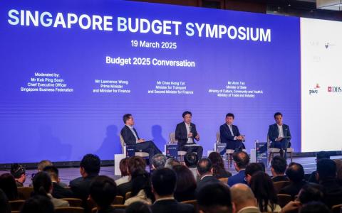 总理兼财政部长黄循财（左二），星期三在新加坡工商联合总会主办的新加坡财政预算案论坛上致辞，并参与问答环节。交通部长兼财政部第二部长徐芳达（右二），以及贸工部兼文化、社区及青年部政务部长陈圣辉（右一）也出席活动。问答环节由新加坡工商联合总会执行总裁郭柄汛（左一）主持。（叶振忠摄）