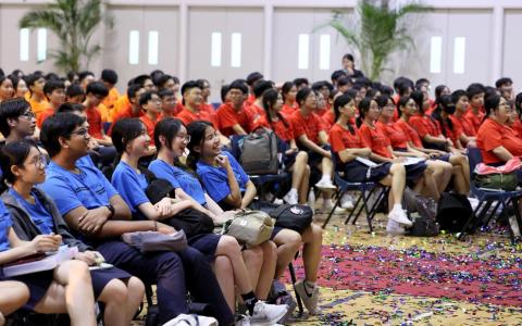 2025年“新空下”首场新谣音乐分享会在裕廊先驱初级学院的礼堂举行。学生穿着代表各自色组（house）颜色的T恤，观众席上交织着色彩斑斓的方阵。（龙国雄摄）