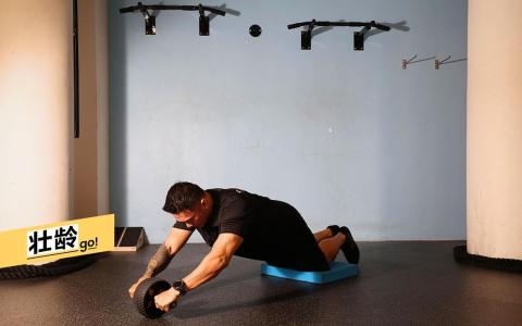 健身教练提醒，健身讲求按部就班，初学者不可急于求成。（蔡家增摄）