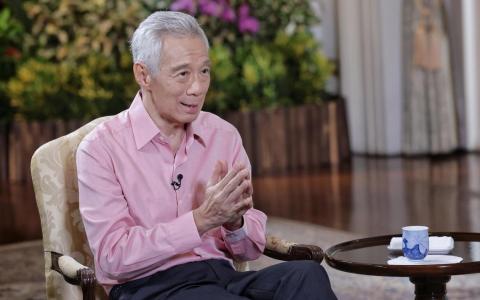 即将交棒的李显龙总理日前接受本地媒体联访时说，让人们知道某个人是具政治影响力者是有帮助的。这样大家就清楚他的对外关系，而不只当他是一个单纯地提出自己观点的第三方。（海峡时报）