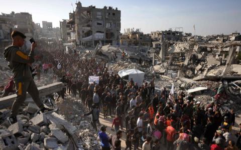 3月25日，加沙北部的拜特拉希耶出现罕见示威，一群巴勒斯坦人走上街头，不仅抗议战争，而且抗议哈马斯，高喊“哈马斯下台”的口号。（法新社）