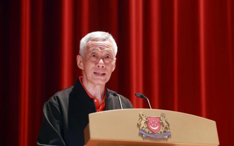 国务资政李显龙说，美国对等关税政策影响深远，新加坡须在政治课题上团结一致，和政府携手应对复杂外部环境。（邝启聪摄）
