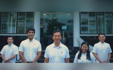 卫生部长王乙康（中）星期一（4月21日）在社交媒体发布视频，以“五个人，一支队伍”介绍这个五人团队，包括原议员维凯（左二）和佳馥梅（右二），以及新人蓝延理（左一）和黄士轩（右一）。（视频截图）