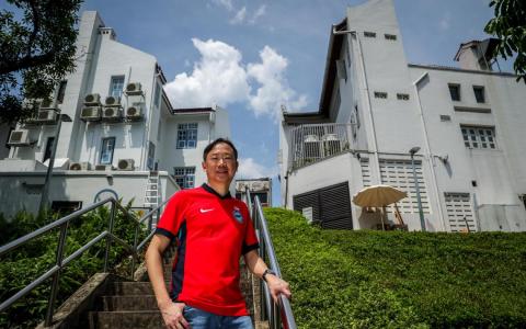 工人党重量级准候选人王锐斌接受《联合早报》专访，地点特地选在他时常带孩子散步的公园。（叶振忠摄）