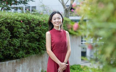 工人党新面孔蒋佩姗以流利华语接受《联合早报》专访，小如个人生活，大至政治课题，她都有问必答，轻松自如。（吴先邦摄）