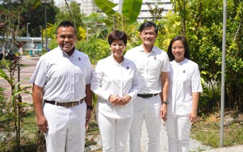 总理公署部长兼财政部及国家发展部第二部长英兰妮（左二）转战白沙—樟宜集选区，率领准候选人沙礼尔（左起）、陈国明和新人李乃怡，为人民行动党争取议席。（谢智扬摄）