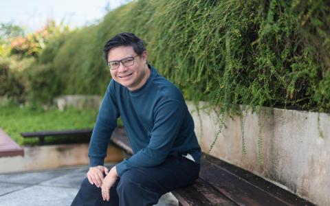 人民行动党丹戎巴葛候选人符策翔除了能说流利中英语，还可以用海南话、福建话，以及广东话与居民沟通，拉近距离。（张俊杰摄）