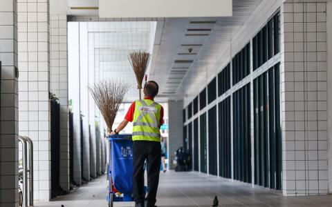 最基本的邻里环境卫生，不是靠居民自动自发保持整洁，而是把公民义务外包给6万名每天出动的清洁工大军。这个人口比率恐怕是全球之冠。（档案照片）