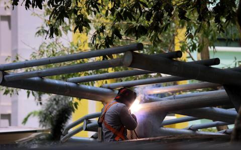 电梯要继续翻新、有盖走廊要继续建，还有很多很多的小事和大事，都要大家打起精神继续面对。（档案照片）